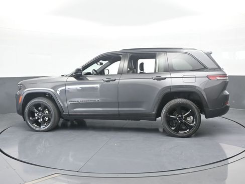 Used 2023 Jeep Grand Cherokee Altitude image 3