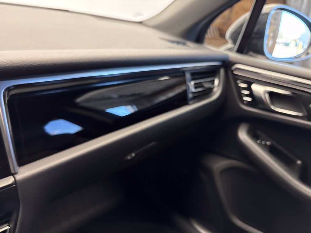 Certified 2023 Porsche Macan S AWD/4WD image 33
