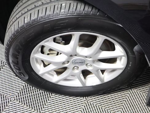 Used 2024 Chrysler Pacifica Touring-L FWD image 19