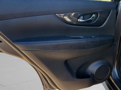 Certified 2017 Nissan Rogue SV image 12