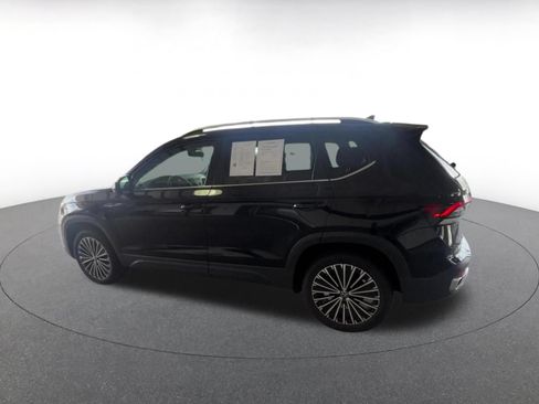 Used 2025 Volkswagen Taos SE FWD image 8