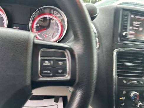 Used 2019 Dodge Grand Caravan SE w/ UConnect Hands-Free Group image 21