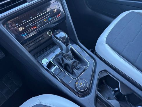 Used 2025 Volkswagen Taos SE image 21