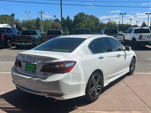 Used 2017 Honda Accord Touring image 5
