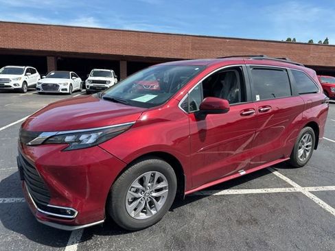Used 2024 Toyota Sienna XLE FWD image 2