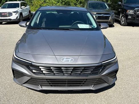 Used 2025 Hyundai Elantra SE w/ Cargo Package FWD image 8