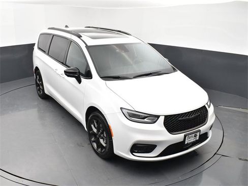 Used 2024 Chrysler Pacifica Limited w/ S Appearance Package image 7