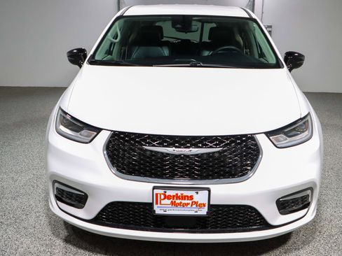 Used 2024 Chrysler Pacifica Touring-L image 4