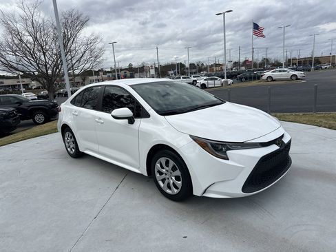 Used 2022 Toyota Corolla LE image 2