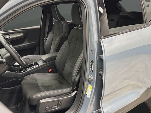 Used 2023 Volvo XC40 B5 Plus AWD/4WD image 9