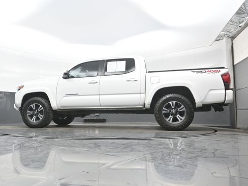 Used 2018 Toyota Tacoma TRD Sport image 29