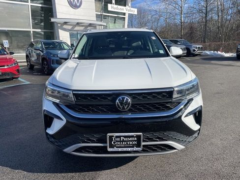 Certified 2023 Volkswagen Taos SE w/ Panoramic Sunroof Package image 6