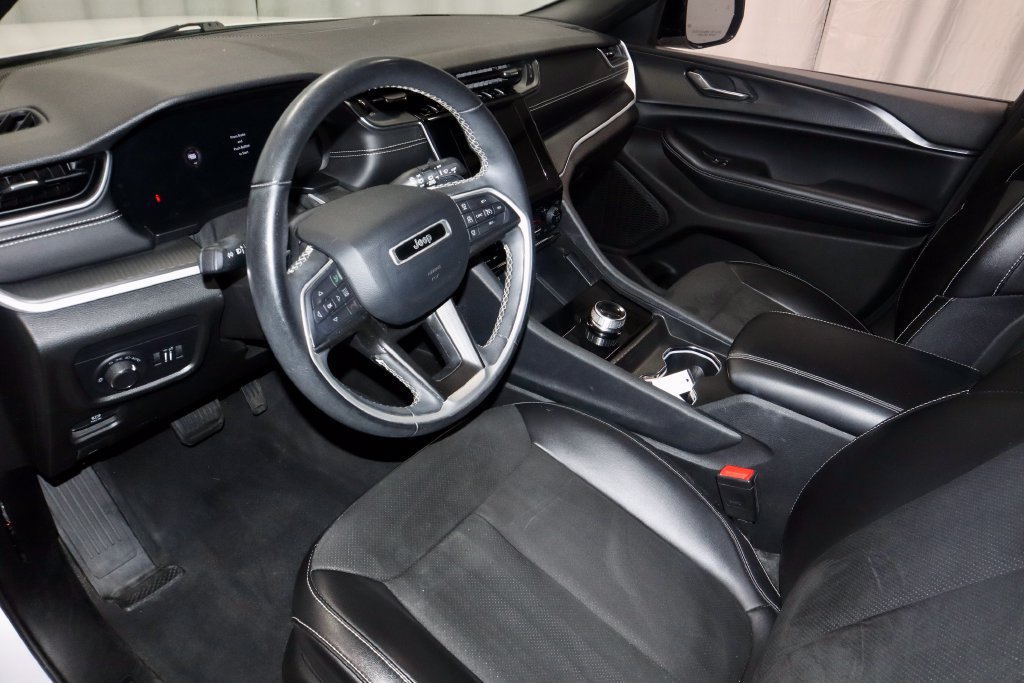 Used 2024 Jeep Grand Cherokee Altitude AWD/4WD image 25