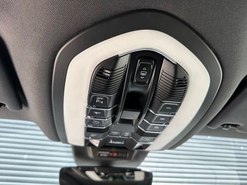 Used 2023 Porsche Macan AWD/4WD image 29
