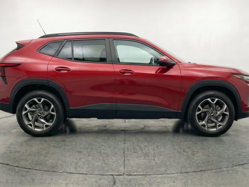 Used 2025 Chevrolet Trax LT FWD image 11