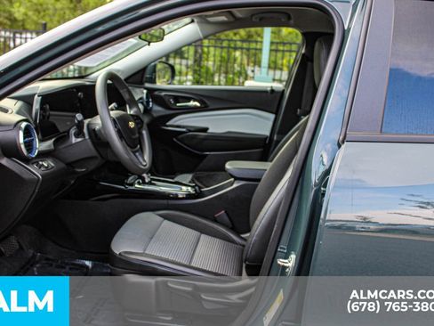 Used 2025 Chevrolet Trax LT FWD image 16
