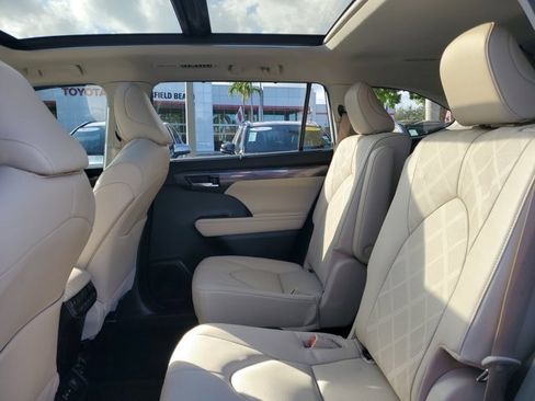 Used 2023 Toyota Highlander Platinum image 11
