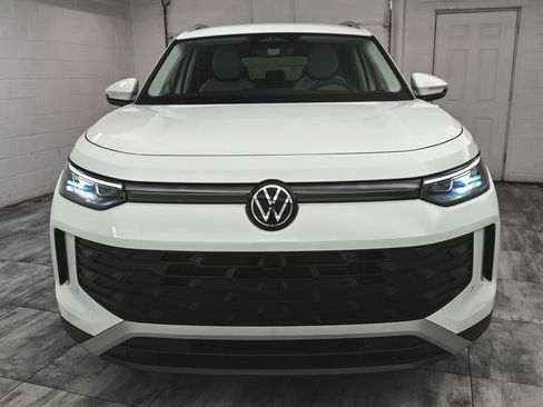Used 2025 Volkswagen Tiguan SE AWD/4WD image 2
