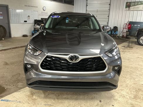 Used 2022 Toyota Highlander XLE AWD/4WD image 8