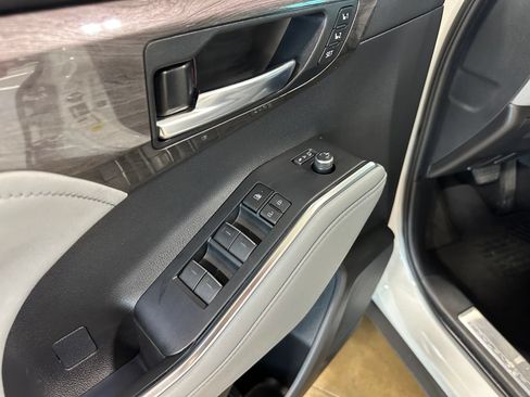 Used 2024 Toyota Highlander Platinum AWD/4WD image 11