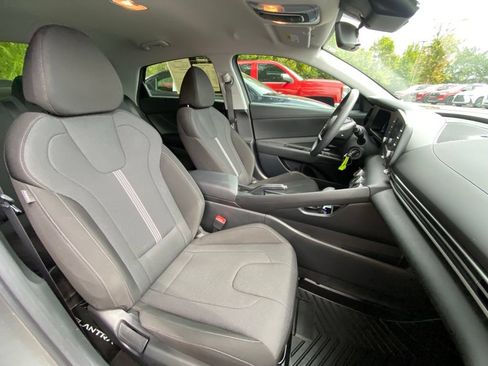 Certified 2025 Hyundai Elantra SE FWD image 35