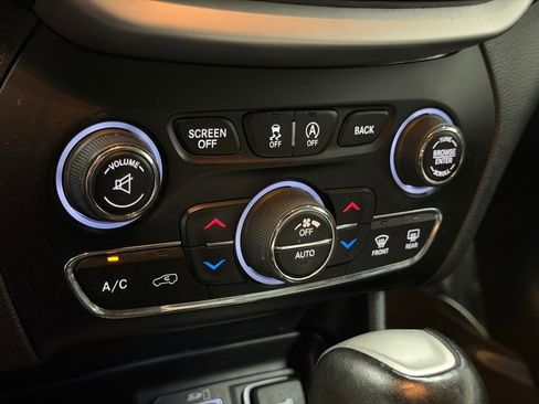 Used 2016 Jeep Cherokee Trailhawk w/ Comfort/Convenience Group AWD/4WD image 31