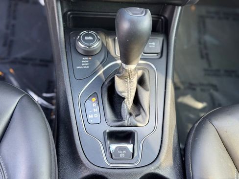 Used 2020 Jeep Cherokee Latitude Plus w/ Cold Weather Group image 18