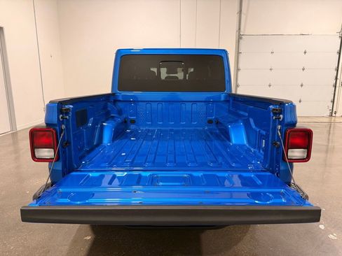 Used 2025 Jeep Gladiator Sport AWD/4WD image 9