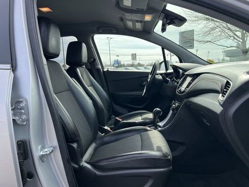 Used 2019 Chevrolet Trax LT w/ LT Convenience Package FWD image 19