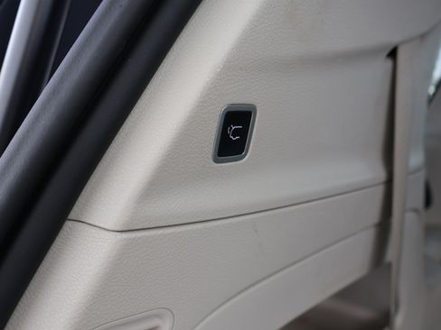 Used 2023 Chrysler Pacifica Touring-L image 18