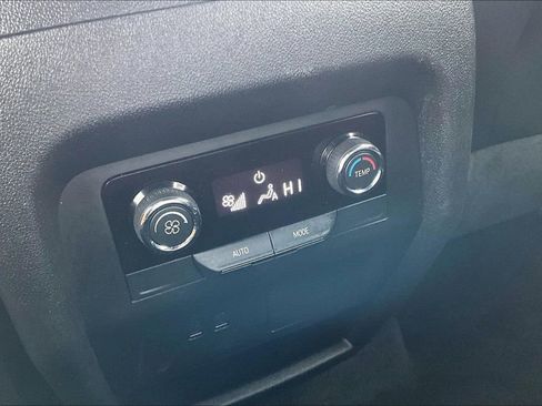 Used 2025 Chevrolet Traverse LT image 12