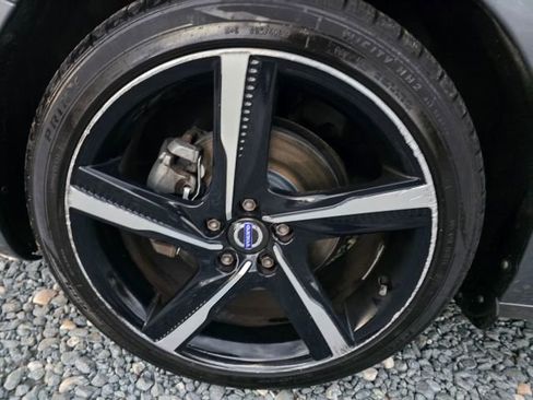 Used 2016 Volvo S60 T5 R-Design image 9