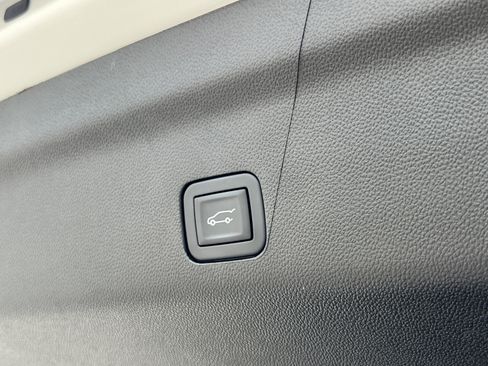 Used 2025 Cadillac Escalade Luxury w/ LPO, Floor Liner Package RWD image 31