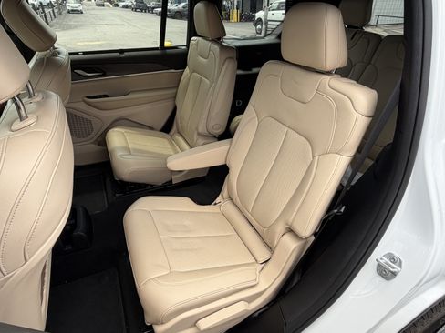Used 2024 Jeep Grand Cherokee L Limited w/ Luxury Tech Group II RWD image 8