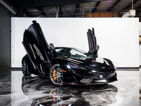 Used 2018 McLaren 570S Spider image 2