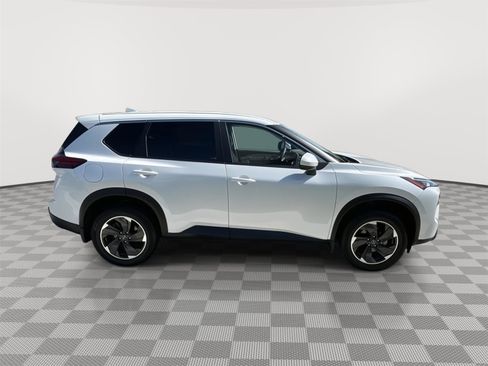 Used 2025 Nissan Rogue SV AWD/4WD image 13