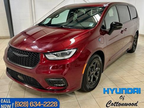 Used 2023 Chrysler Pacifica Limited w/ Uconnect Theater Family Group FWD image 1