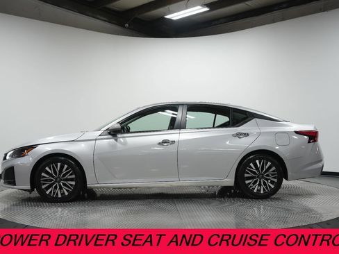 Used 2024 Nissan Altima 2.5 SV image 4