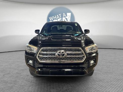Used 2017 Toyota Tacoma TRD Sport w/ Tow Package AWD/4WD image 9