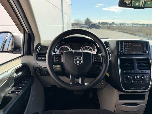 Used 2018 Dodge Grand Caravan SE w/ UConnect Hands-Free Group image 13