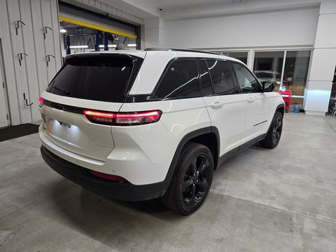 Used 2023 Jeep Grand Cherokee Altitude image 6