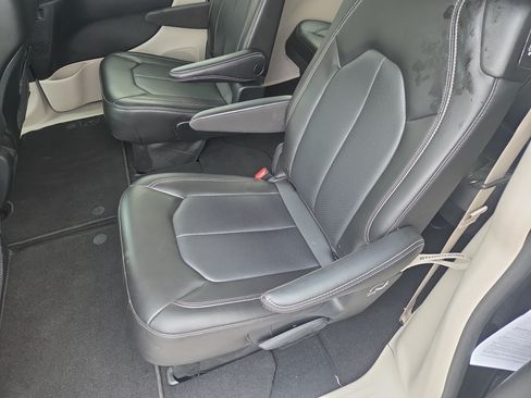 Certified 2023 Chrysler Pacifica Touring-L FWD image 22