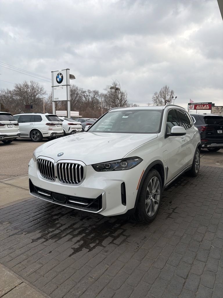 New 2026 BMW X5 xDrive50e w/ Premium Package AWD/4WD image 3