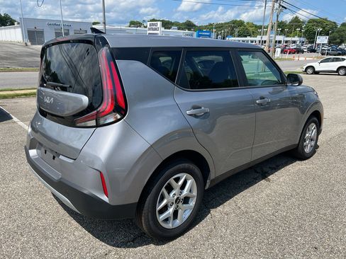 Used 2025 Kia Soul LX w/ LX Technology Package FWD image 3