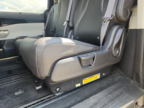 Used 2024 Kia Carnival EX FWD image 26