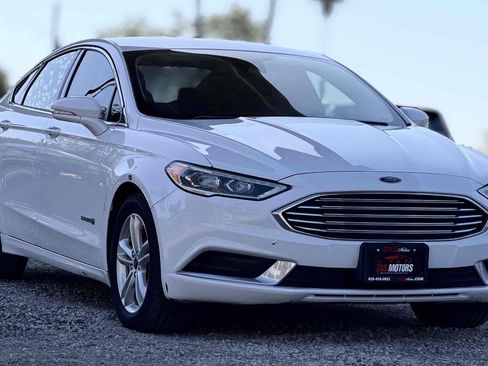 Used 2017 Ford Fusion SE w/ Equipment Group 602A FWD image 3
