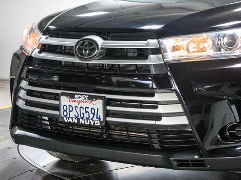 Used 2018 Toyota Highlander LE w/ Carpet Mat Package (TMS) FWD image 8