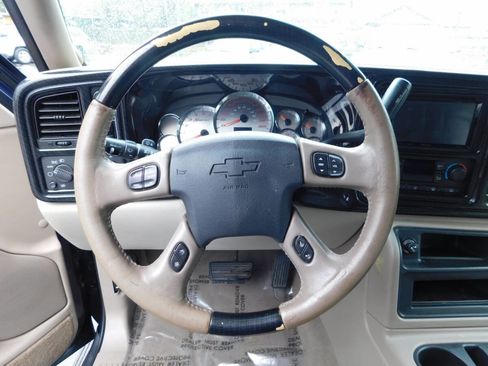 Used 2005 Chevrolet Avalanche Z71 w/ Sun And Sound Package AWD/4WD image 8