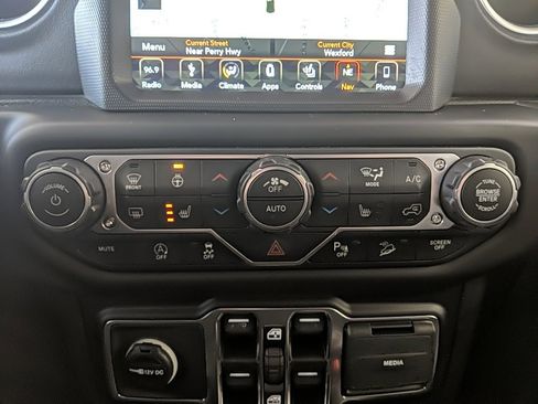 Used 2018 Jeep Wrangler Unlimited Sahara image 20