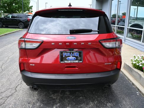 Used 2022 Ford Escape SE w/ SE Sport Appearance Package AWD/4WD image 4